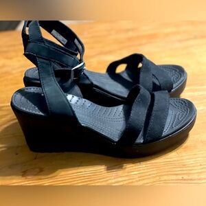 Women’s Crocs Leigh Wedge Black canvas strap sandals size 8